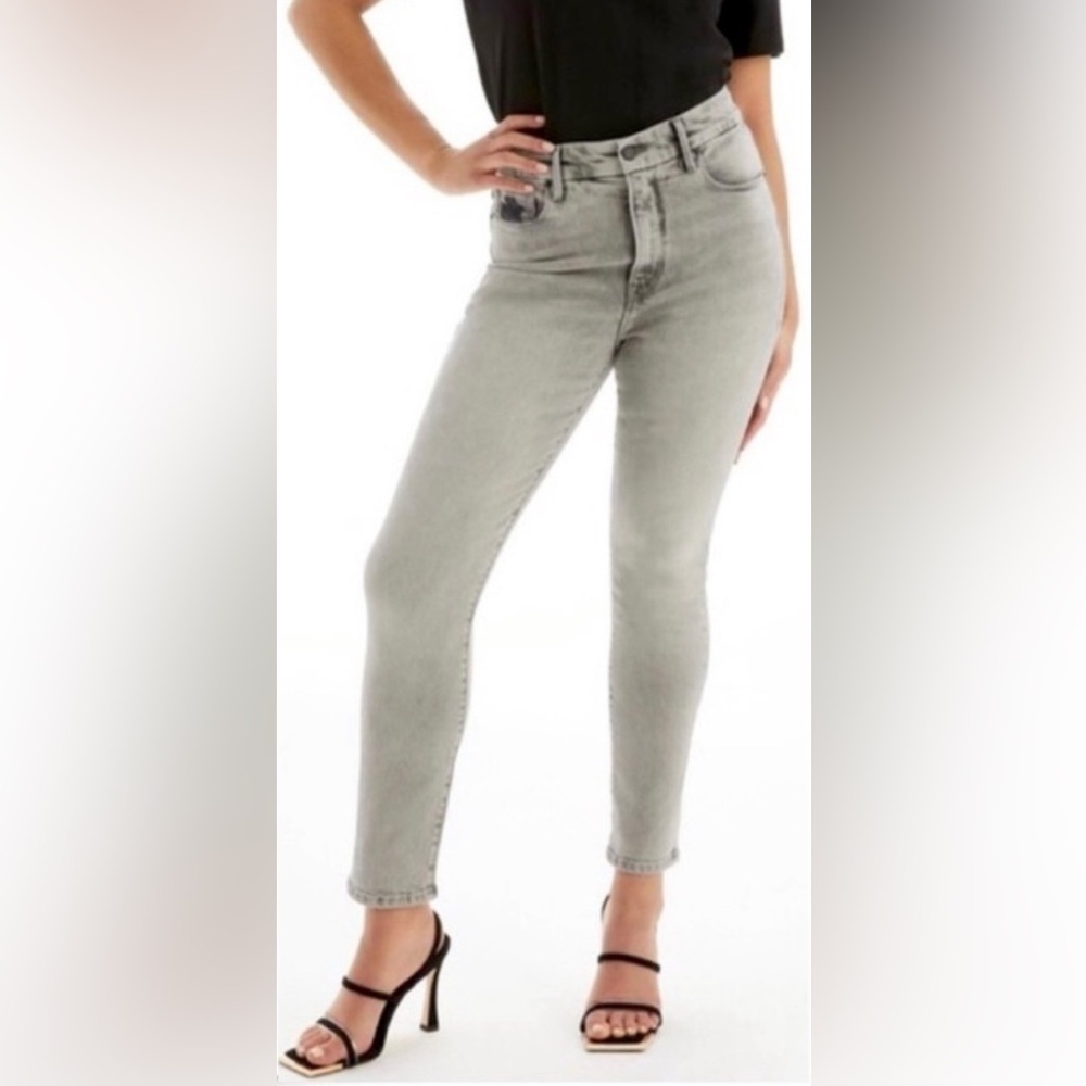 Good American High Rise Slim Straight Jeans in Light Gray